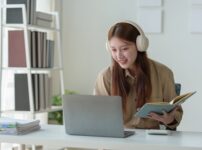 オンライン英会話でしっかりと講師の話しを聞くヘッドホンを付けた女性