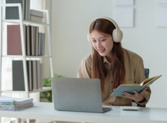 オンライン英会話でしっかりと講師の話しを聞くヘッドホンを付けた女性