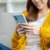 スマートフォンを操作する女性
