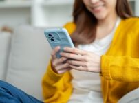 スマートフォンを操作する女性
