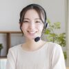 ヘッドホンを付けた笑顔の女性
