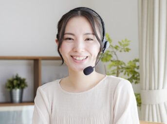 ヘッドホンを付けた笑顔の女性