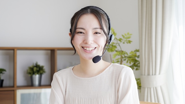 ヘッドホンを付けた笑顔の女性