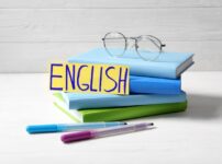 英語の本とペンとメガネ