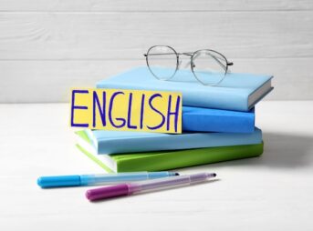 英語の本とペンとメガネ
