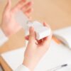暗記カードを使って勉強する女子高校生