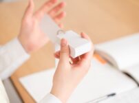 暗記カードを使って勉強する女子高校生