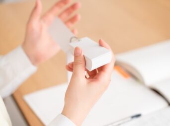 暗記カードを使って勉強する女子高校生