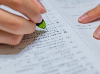 英語の参考書に取り組む人