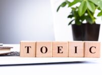 TOEICを表す木のブロック