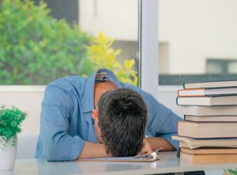 勉強で疲れた外国人男性