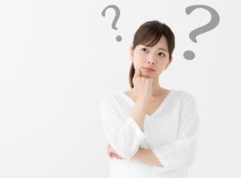 はてなマークが浮かぶ日本人女性