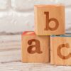 小文字のabcが刻印された木製ブロック