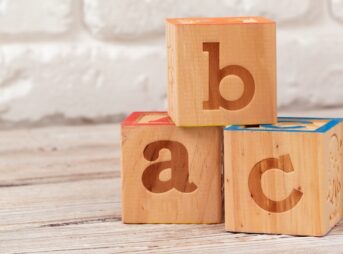 小文字のabcが刻印された木製ブロック