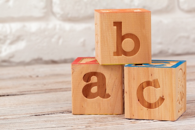 小文字のabcが刻印された木製ブロック
