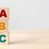 縦に積み上げられたABCの木製ブロック
