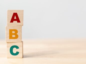 縦に積み上げられたABCの木製ブロック