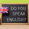 黒板に書かれたあなたは英語を話せますかの文字とイギリス国旗
