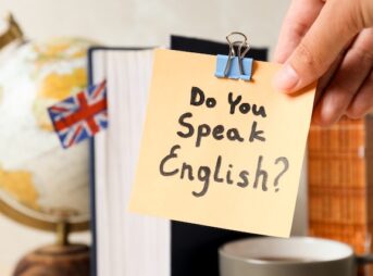 手に持たれたあなたは英語を話せますかと書かれた付箋