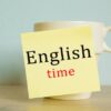 カップに貼られた英語の時間と書かれた付箋
