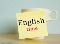 カップに貼られた英語の時間と書かれた付箋