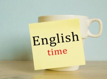 カップに貼られた英語の時間と書かれた付箋