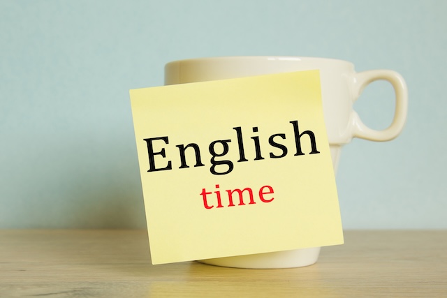 カップに貼られた英語の時間と書かれた付箋