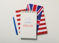 ノートとイギリスとアメリカの国旗で学ぶ英語