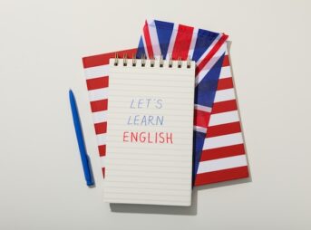 ノートとイギリスとアメリカの国旗で学ぶ英語