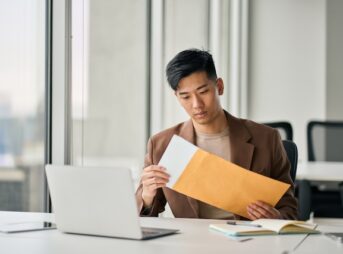 書類を確認する男性
