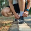 靴紐を結んでいる男性