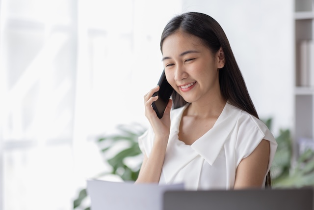 笑顔で電話する若い女性