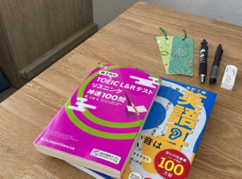 TOEIC学習中のデスクと参考書